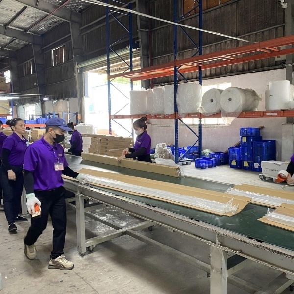 export cabinet packaging process in cabinet manufacturing factory