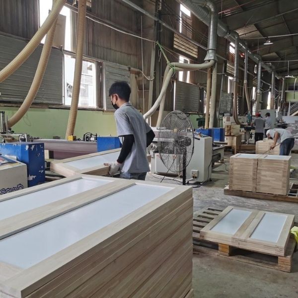 Flat panel veneer cabinet doors in modern kitchen
