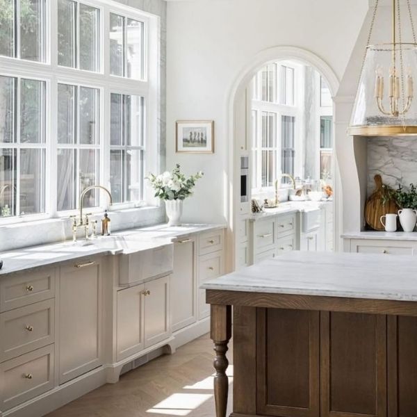 Framed kitchen cabinet with face frame construction