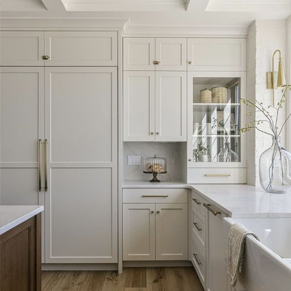 Traditional shaker cabinets in farmhouse kitchen